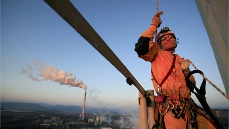 Aktivisté organizace Greenpeace na komín elektrárny Prunéov. (22. bezna 2010)