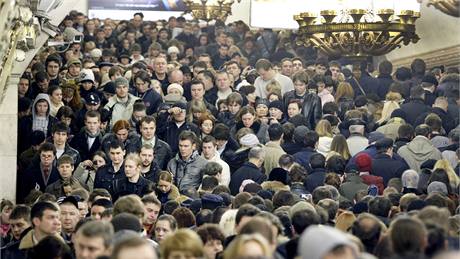 Dav spchajících cestujících se tlaí u vstupu do stanice metra Prospekt Mira v Moskv. (29. bezna 2010)