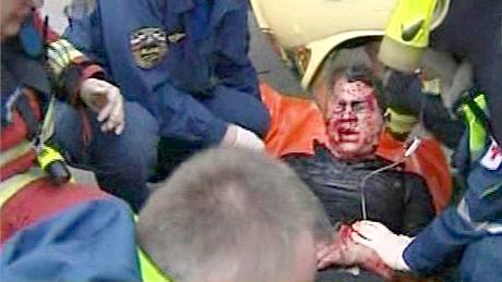 Rutí záchranái oetují mue zranného pi výbuchu v moskevském metru ve stanici Park Kultury. (29. bezna 2010)