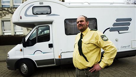 Bavorský policista postává ve Waidhausu u obytné dodávky pro testy mo�i a d�kladné osobní prohlídky (17. b�ezna 2010)