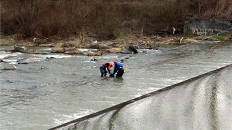 Hasií hledají v Oli utonulé Poláky (27. bezna 2010)