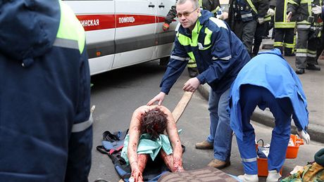 Záchranái pomáhají zranným po výbuích v moskevském metru (29. bezna 2010)