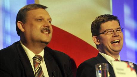  Zleva Václav Votava (�SSD) a Ji�í Pospí�il (ODS) se zú�astnili p�edvolebního po�adu Otázky Václava Moravce speciál. 