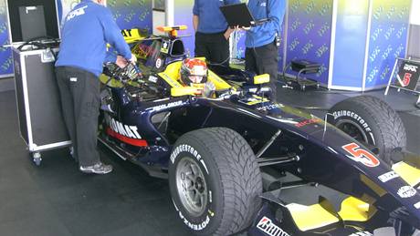 Josef Král s vozem týmu Super Nova (GP2) pi testech ve francouzském Le Castelletu.