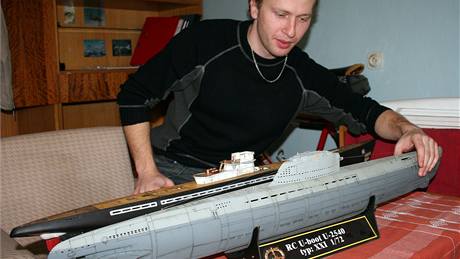 Pln funkní modely nmeckých válených ponorek vytváí estadvacetiletý modelá Ota Gera ze Vsetína.