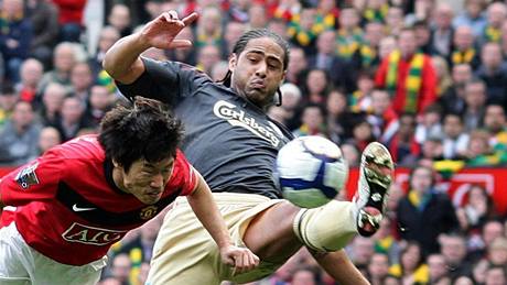Park �i Sung (vlevo) z Manchesteru hlavi�kuje p�es Glena Johnsona z Liverpoolu.