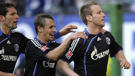 Radost fotbalist Schalke: zprava stelec Ivan Rakiti, Rafinha a Kevin Kuranyi