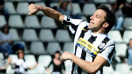 Alessandro Del Piero z Juventusu oslavuje gól v utkání italské ligy.