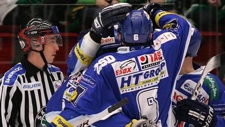 Hokejisté Komety Brno se radují po gólu v síti Karlových Var�. 