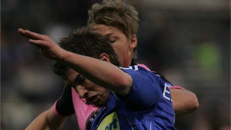 Olomoucký fotbalisté Pavel �ultes (vp�edu) bojuje o mí� s boleslavským Václavem Procházkou.