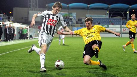 Bud�jovický Zden�k Ondrá�ek vede mí� po pravé stran�, do cesty se mu vrhá obránce Ji�í Rychlík z Bohemians 1905.
