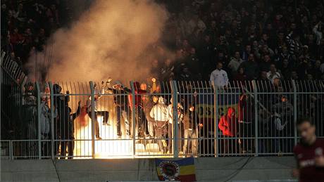 Sparantí fanouci si zápas uívali.