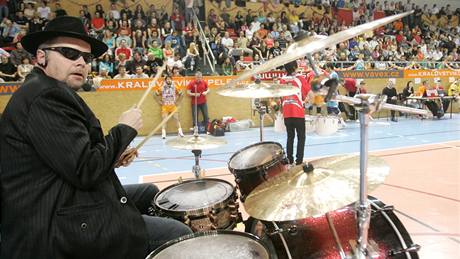 Volejbalisty Píbrami hnal za postupem i rockový bubeník.