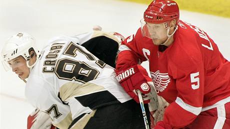 Sidney Crosby (vlevo) z Pittsburghu v souboji s Nicklasem Lidströmem z Detroitu.