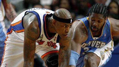 Al Harrington z New Yorku (vlevo) a  Nene Hilario z Denveru.