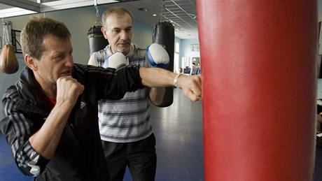 Vladimír Finsterle, majitel serveru www.lekarna.cz (vpravo); trenér boxu Rostislav Osika (vlevo)
