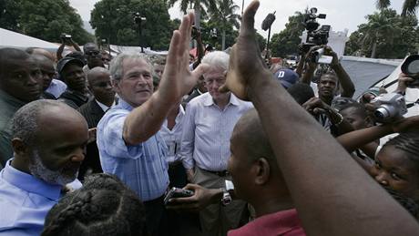 Bill Clinton a George Bush na Haiti (22. bezna 2010)