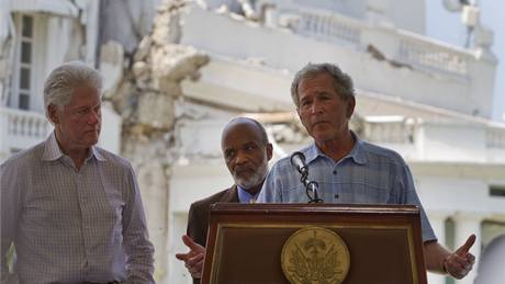 Bill Clinton a George Bush na Haiti (22. bezna 2010)