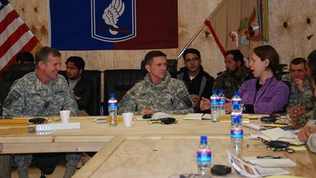 éfka civilní ásti PRT Bohumila Ranglová pi setkání s velitelem amerických jednotek a jednotek NATO v Afghánistánu Stanley McChrystalem (vlevo)