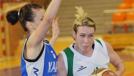 Zuzana Mra�nová z Valosunu Brno nají�dí kolem Ivy Kom�íkové z Trutnova