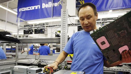 U výrobce po�íta�� a elektroniky Foxconn sice mzda rostla, ale lidé m�li mén� p�íplatk�, tak�e reáln� si pohor�ili. Ilustra�ní foto