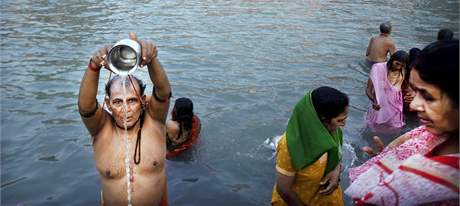 V indickm Haridvru kon jedna z nejvtch hinduistickch pout Kumbh Mela. Bhem jednoho msce dlouh slavnosti navtvilo severoindick msto 10 milion vcch, aby zde v ece Ganze provedli oistnou koupel. (30. bezna 2010)