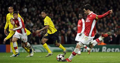 PENALTA. Cesc Fabregas promuje a díky jeho tref Arsenal vyrovnává na 2:2.