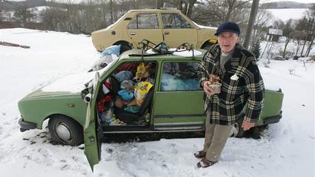 Bedich Petira ije se psem a kokami u rok ve vracích svých aut v Odolov u Malých Svatoovic