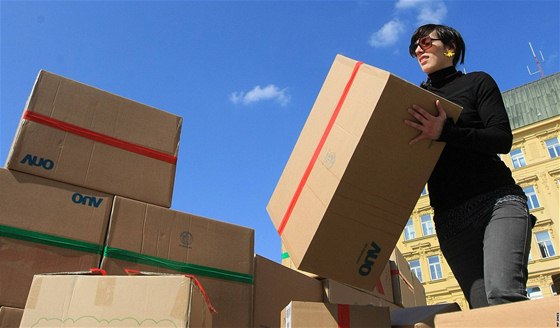 Studenti v Brn bojovali krabicemi proti neprhledným zakázkám.