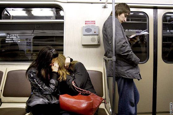 Moskevské metro den po bombových útocích, pi kterých zemelo 39 lidí. (30. bezna 2010)