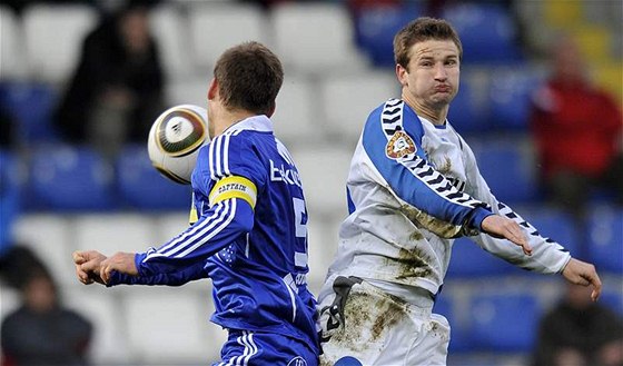 KDE JE MÍ? ohlíí se liberecký záloník Tomá Frejlach (vpravo). Blí k nmu má olomoucký Marek Kaák. 