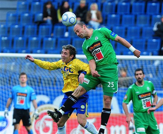 VÝ. Jablonecký stoper Pavel Drsek hlavikuje ped teplickým Richardem Veverkou. 