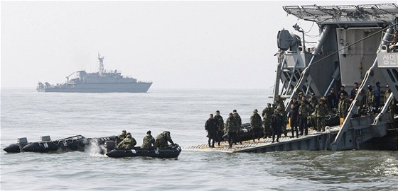 Jihokorejci pátrají po námonících z potopené válené lodi (30. bezna 2009)