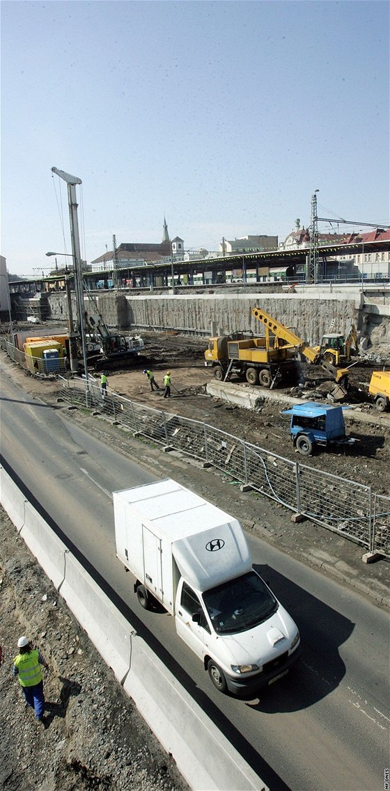 Zastavení stavby protipovodové vany a silnice by ohrozilo i výstavbu pilehlého parkovit. Ústí by tak pilo o evropskou dotaci.