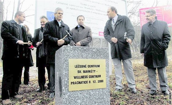 Jet ped rokem a pl zástupci lázní Ladislav Marek (druhý zprava) a starosta Jan Bauer (tetí zprava)  slavnostn klepali na základní kámen. Pak se stavební práce zastavily.