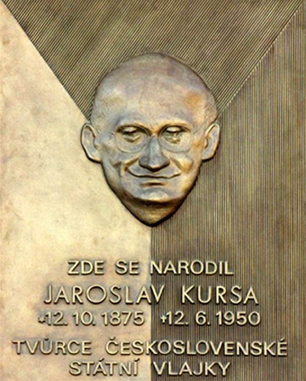 Autorem československé vlajky je někdejší ministerský úředník Jaroslav Kursa. Jeho jméno zůstávalo dlouhá léta v zapomnění, od roku 2005 má bustu na škole v Blovicích. Objevily se také jeho fotografie.