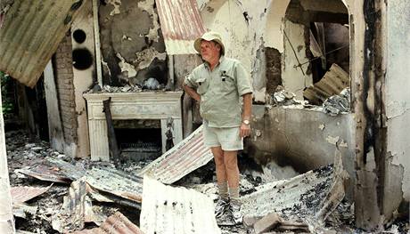 Zemdlec Dup Muller stoj v troskch svho statku. Ten mu byl vyplen pot, co odmtl farmu opustit. (11. srpna 2002)
