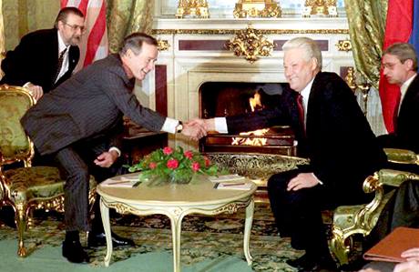 George Bush star a Boris Jelcin po podpisu smlouvy START II v roce 1993 v moskevskm Kremlu.