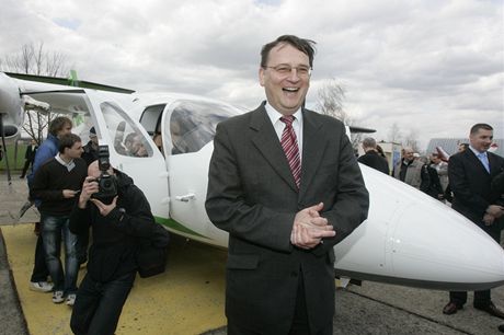 Petr Neas se zajel podvat i na nov typ dopravnho letadla do Kunovic.