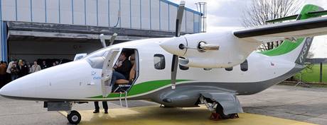Zstupci kunovick tovrny Evektor pedstavili 30. bezna nov dopravn letadlo EV-55 Outback.