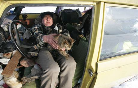 Bedřich Petira žije se psem a kočkami už rok ve vracích svých aut v Odolově u Malých Svatoňovic