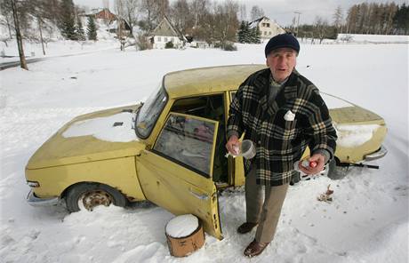 Bedřich Petira žije se psem a kočkami už rok ve vracích svých aut v Odolově u Malých Svatoňovic