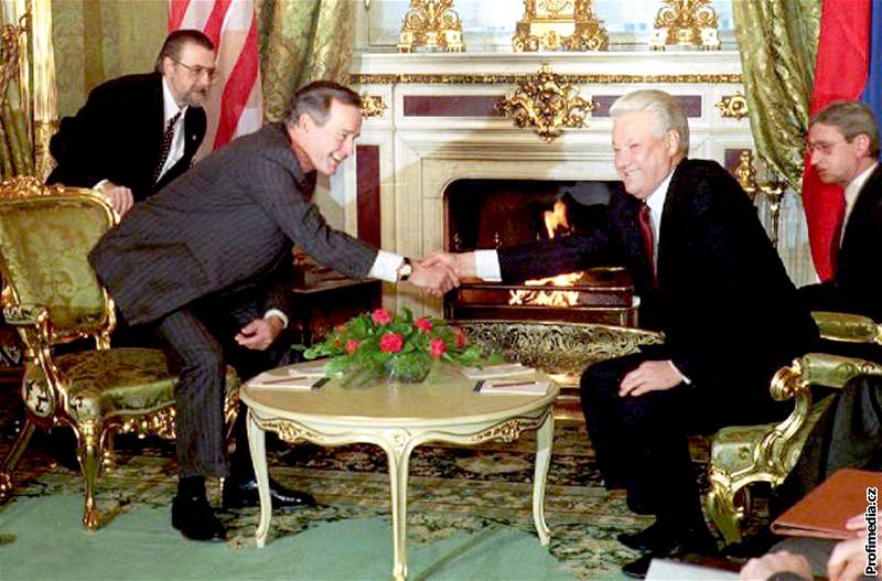 George Bush starí a Boris Jelcin po podpisu smlouvy START II v roce 1993 v moskevském Kremlu.