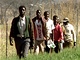 Pznivci zimbabwsk vldn strany ZANU krej po poli blho farme.