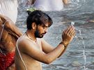 V indickém Haridváru koní jedna z nejvtích hinduistických poutí Kumbh Mela. Bhem jednoho msíce dlouhé slavnosti navtívilo severoindické msto 10 milion vících, aby zde v ece Ganze provedli oistnou koupel. (30. bezna 2010)