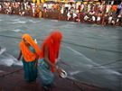 V indickém Haridváru koní jedna z nejvtích hinduistických poutí Kumbh Mela. Bhem jednoho msíce dlouhé slavnosti navtívilo severoindické msto 10 milion vících, aby zde v ece Ganze provedli oistnou koupel. (30. bezna 2010)