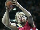 Josh Childress (v ervenm) z Olympiakosu Pireus pronik kolem Jana Hendrika Jaglu ze Sopot