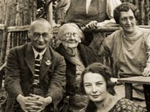 Skupinový snímek z archivu Aleše Brožka. Tvůrce vlajky Jaroslav Kursa sedí zcela vlevo.