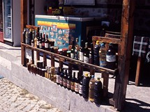 Bulharsko. Prodej vína na ulici v Melniku