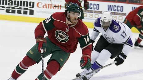 Martina Havláta z Minnesoty marn� stíhá Wayne Simmonds z Los Angeles